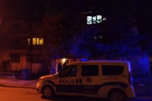 Bursa'da kadın &ouml;ğretmen, evinde iple asılı halde &ouml;l&uuml; bulundu
