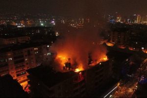 Bursa'daki yangında apartmanın &ccedil;atısı k&uuml;le d&ouml;nd&uuml;