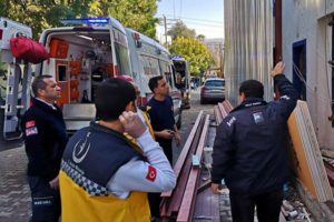 Bodrum'da tadilat yapılan binada &ccedil;&ouml;kme: Yaralı iş&ccedil;iler var