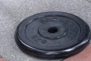 8'inci kattan &uuml;zerine 5 kiloluk ağırlık diski d&uuml;şt&uuml;