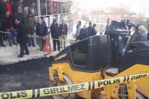 Silindirin altında kalarak can verdi!