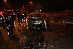Bulvara tersten giren ara&ccedil; dehşet sa&ccedil;tı: 4 yaralı