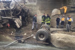 Pancar y&uuml;kl&uuml; kamyon dereye u&ccedil;tu: 1 &ouml;l&uuml;