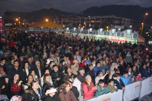 Temizlik iş&ccedil;ileri m&uuml;zik grubundan sahne şov