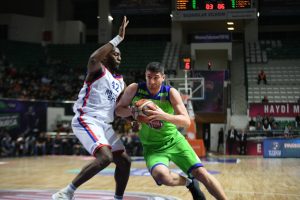 Anadolu Efes kritik ma&ccedil;ta TOFAŞ'ı mağlup etti