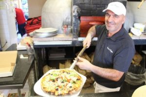 Kanada'da T&uuml;rk pizzacı evsizlere pizza dağıttı!