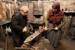 Demirci eşine 48 yıldır &ccedil;ıraklık yapıyor