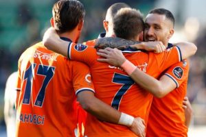 Başakşehir &uuml;st &uuml;ste 3. kez ilk yarının lideri!