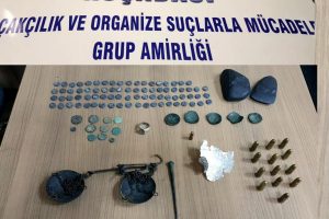 Durdurulan ara&ccedil;tan uyuşturucu ve tarihi eser &ccedil;ıktı