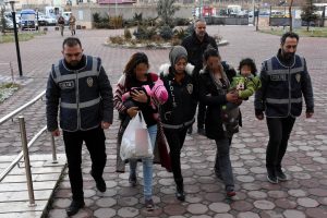 'Tırnak&ccedil;ılık' ş&uuml;phelisi 2 kadın adliyede