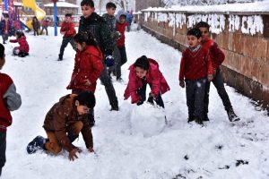 Kar yağışı en &ccedil;ok &ccedil;ocukları sevindirdi