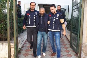 Girdiği işyerinde &ouml;nce karnını doyurdu, ardından soydu