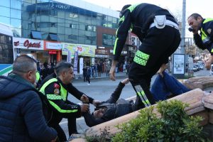 Cezaevindeki ağabeyine af i&ccedil;in Atat&uuml;rk heykeline &ccedil;ıktı
