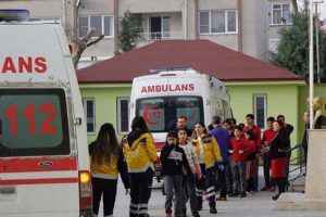 Teneff&uuml;ste ikram edilen şekeri yiyen &ouml;ğrenciler hastanelik oldu
