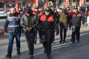 Otomobillerin camlarını kırarak hırsızlık yapan 3 kişiye tutuklama
