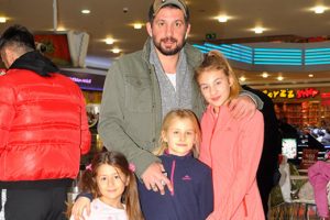 Kızı ve yeğenleriyle alışveriş turunda