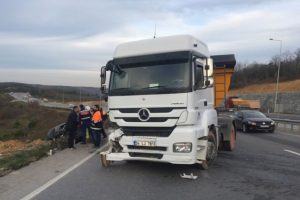 Benzini biten araca hafriyat kamyonu &ccedil;arptı: 1 yaralı
