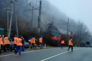 Rusya'da tren toprak kayması sonrası raylardan &ccedil;ıktı
