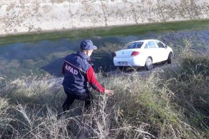 Otomobil sulama kanalına d&uuml;şt&uuml;: 1'i &ccedil;ocuk, 3 yaralı