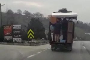 Bursa'da eşya y&uuml;kl&uuml; kamyonetin arkasında tehlikeli yolculuk
