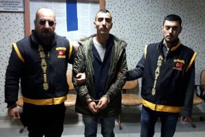 Ayakkabı izini takip eden polis, ş&uuml;pheliyi dolapta yakaladı