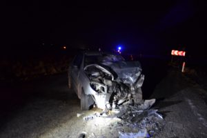 İki otomobil kafa kafaya &ccedil;arpıştı