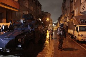 Uyuşturucu tacirlerine narkotik operasyonu: 40 g&ouml;zaltı