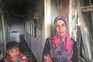 Yangında eşini alevlerin arasından &ccedil;ıkardı