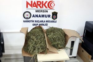 S&uuml;r&uuml;c&uuml;n&uuml;n aracından 4 kilo esrar &ccedil;ıktı