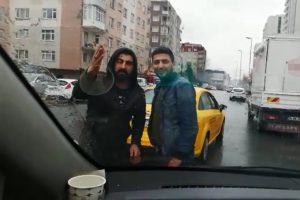 Taksiciler UBER aracının &ouml;n&uuml;n&uuml; kesti