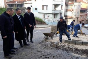 Bursa Gemlik'te yol genişletme ve kaldırım &ccedil;alışmaları s&uuml;r&uuml;yor