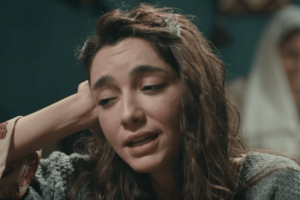 &Ouml;yk&uuml; G&uuml;rman'dan bornozlu yatak pozu