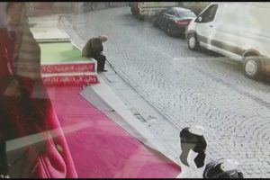 Reklam tabelası yaşlı adamın &uuml;zerine d&uuml;şt&uuml;