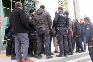 Tecav&uuml;z davası &ouml;ncesi mahkeme salonu &ouml;n&uuml;nde kavga: 2 yaralı