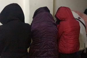 Gece m&uuml;şteri gibi girdiler! 7'si kadın 21 kişi...