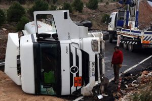 Fuel oil y&uuml;kl&uuml; tanker devrildi, tonlarca yakıt yola d&ouml;k&uuml;ld&uuml;