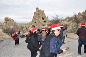 Turistler Kapadokya'yı neol şapkasıyla gezdi