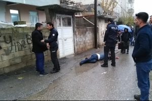 Kanlar i&ccedil;erisinde yere yığılan şahsı mahallelinin elinden polis kurtardı