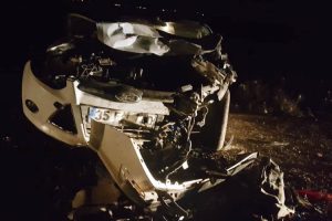 Otomobil, park halindeki araca &ccedil;arptı: 1 &ouml;l&uuml;, 7 yaralı