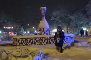 K&uuml;tahyalılar sokaklarda kartopu oynadı