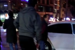Kavgayı ayırmak isteyen yaşlı adam bacağından vuruldu