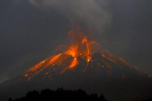 İtalya'da Etna'dan sonra Stromboli Yanardağı da faaliyete ge&ccedil;ti