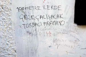 O duvara bu kez, 'torbacı kalmadı' yazıldı