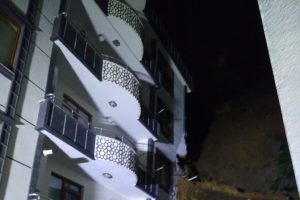 İstinat duvarı yıkılan 2 bina toprak yığını altında kaldı