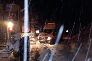 Yolda kalan ambulans ve cenaze aracı kurtarıldı