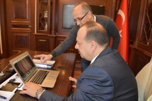 Bursa&nbsp;Valisi Canbolat, "Yılın Fotoğrafları" oylamasına katıldı