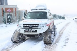 Paletli ambulanslar kar &ccedil;amur dinlemiyor gidilmesi g&uuml;&ccedil; yerlere ulaşıyor