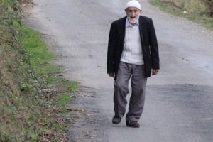 Gazete okuyabilmek i&ccedil;in yaklaşık 8 kilometre yol katediyor