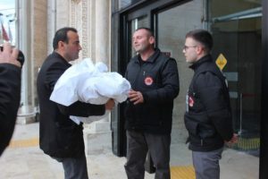 Sıradışı protesto! &Ouml;l&uuml;lerini kefene sarıp belediye &ouml;n&uuml;ne bıraktı