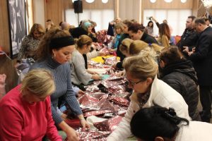 Kimsesiz &ccedil;ocuklar i&ccedil;in 6 bin atkı ve bere &ouml;rd&uuml;ler